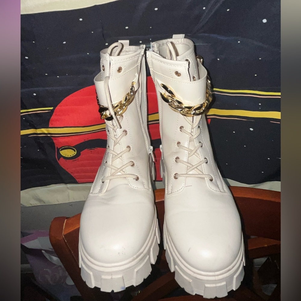 Stylish Women's White Boots with Gold Chain